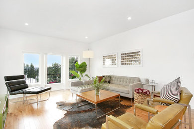 Großes, Repräsentatives, Fernseherloses, Offenes Modernes Wohnzimmer mit weißer Wandfarbe und hellem Holzboden in Los Angeles