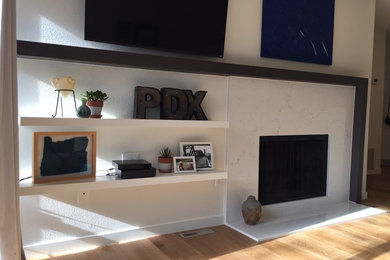 Immagine di un piccolo soggiorno chic aperto con pareti bianche, parquet chiaro e TV a parete