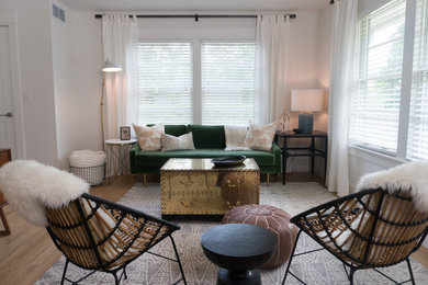 Foto di un soggiorno boho chic di medie dimensioni e aperto con pareti bianche, pavimento in legno massello medio, TV a parete e pavimento beige