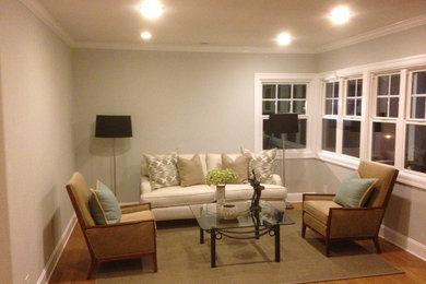 Пример оригинального дизайна: открытая гостиная комната среднего размера в классическом стиле с серыми стенами, паркетным полом среднего тона и коричневым полом без камина