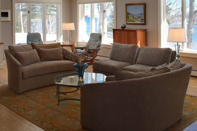 Diseño de salón para visitas abierto clásico renovado de tamaño medio con paredes grises, suelo de madera clara y suelo marrón