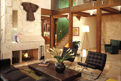 Foto de salón para visitas tipo loft rústico de tamaño medio sin televisor con paredes blancas, todas las chimeneas, marco de chimenea de piedra y suelo beige