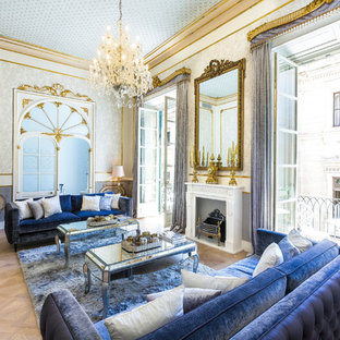 Idee per un grande soggiorno chic chiuso con sala formale, camino classico, nessuna TV e parquet chiaro
