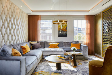 Идея дизайна: гостиная комната в современном стиле с белыми стенами, скрытым телевизором и многоуровневым потолком