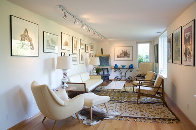 Living room - mid-century modern living room idea in New York