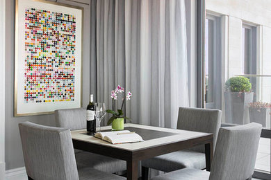 Réalisation d'une salle à manger design de taille moyenne avec un mur gris et parquet foncé.
