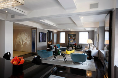 Пример оригинального дизайна: огромная изолированная гостиная комната в стиле фьюжн с серыми стенами и темным паркетным полом
