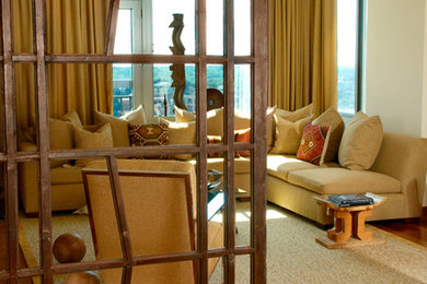 На фото: большая открытая гостиная комната в современном стиле с бежевыми стенами и паркетным полом среднего тона без камина, телевизора с