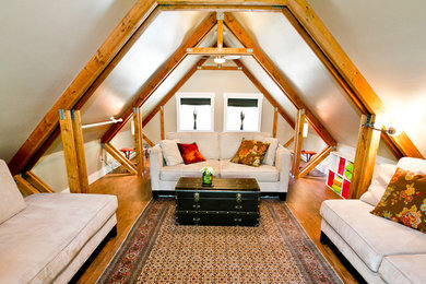 Foto de salón rústico pequeño sin chimenea y televisor con paredes grises y suelo de madera en tonos medios