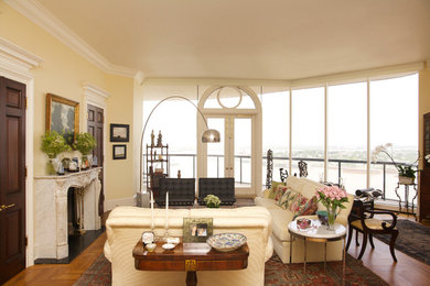 Example of a classic living room design in New Orleans