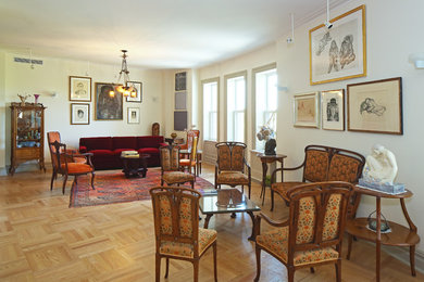 Diseño de salón cerrado tradicional grande sin televisor con paredes blancas, suelo de madera clara y suelo beige
