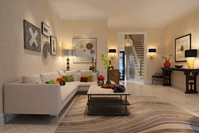 Mittelgroßes, Abgetrenntes Modernes Wohnzimmer mit beiger Wandfarbe und hellem Holzboden in New York