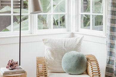 Immagine di un piccolo soggiorno stile marino chiuso con pareti bianche, parquet chiaro e pavimento beige
