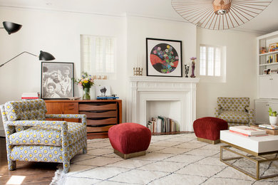 Klassisches Wohnzimmer mit weißer Wandfarbe, braunem Holzboden und braunem Boden in Chicago