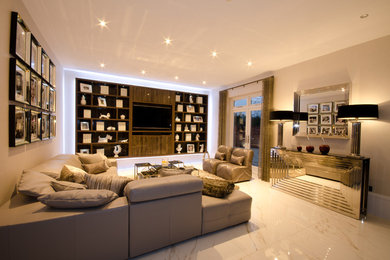 Imagen de salón abierto actual extra grande con paredes grises, suelo de baldosas de porcelana y televisor colgado en la pared