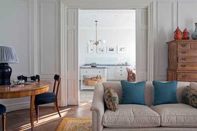 Foto di un soggiorno chic di medie dimensioni e chiuso con pareti bianche, pavimento in legno massello medio e tappeto