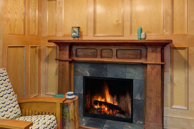 ポートランドにあるおしゃれなリビング (タイルの暖炉まわり、標準型暖炉) の写真