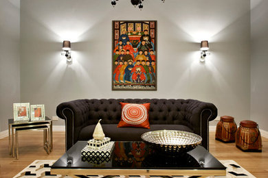 メルボルンにあるエクレクティックスタイルのおしゃれなリビング (グレーの壁、茶色いソファ) の写真