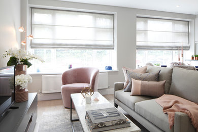 Kleines, Offenes Modernes Wohnzimmer ohne Kamin mit grauer Wandfarbe, hellem Holzboden, freistehendem TV und grauem Boden in London