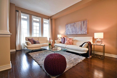 Diseño de salón abierto tradicional renovado de tamaño medio sin chimenea y televisor con paredes marrones, suelo de madera oscura y suelo marrón