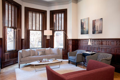 Mittelgroßes, Fernseherloses, Offenes Klassisches Wohnzimmer mit weißer Wandfarbe, hellem Holzboden, Kamin und Kaminumrandung aus Holz in Boston