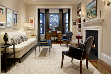 Repräsentatives, Mittelgroßes, Fernseherloses, Offenes Klassisches Wohnzimmer mit beiger Wandfarbe, dunklem Holzboden, Kamin und verputzter Kaminumrandung in Boston