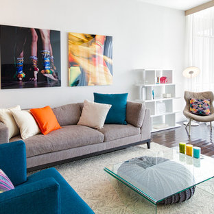Mittelgroßes, Fernseherloses, Offenes Modernes Wohnzimmer ohne Kamin mit weißer Wandfarbe, Linoleum und braunem Boden in Miami