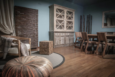 Imagen de salón para visitas abierto actual grande sin chimenea y televisor con paredes azules y suelo de madera oscura