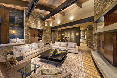 Diseño de salón para visitas abierto contemporáneo grande sin chimenea con paredes beige, suelo de madera en tonos medios y televisor retractable