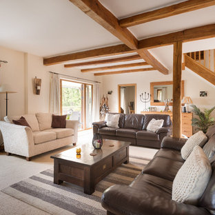 Idee per un grande soggiorno country aperto con pareti beige e moquette