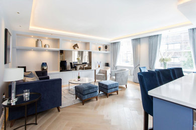 Стильный дизайн: парадная, открытая гостиная комната среднего размера в современном стиле с синими стенами, светлым паркетным полом и мультимедийным центром - последний тренд