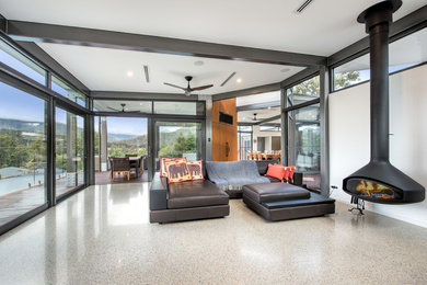 Cette image montre un salon design ouvert avec un mur blanc et un sol gris.