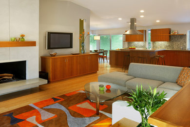 Свежая идея для дизайна: большая открытая гостиная комната в стиле модернизм с полом из бамбука, разноцветными стенами, фасадом камина из бетона, телевизором на стене и коричневым полом - отличное фото интерьера