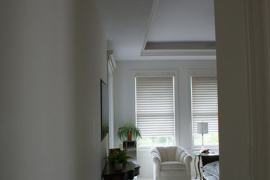 Ejemplo de salón tradicional de tamaño medio sin chimenea con paredes blancas y moqueta