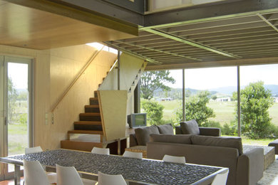 Diseño de salón cerrado costero grande con paredes beige, suelo de madera en tonos medios y suelo marrón