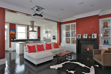 サンフランシスコにある高級な中くらいなトランジショナルスタイルのおしゃれな独立型リビング (赤い壁、濃色無垢フローリング、標準型暖炉、金属の暖炉まわり、黒い床) の写真