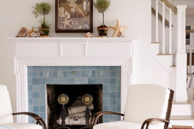 Aménagement d'un salon bord de mer avec une salle de réception, un mur blanc, parquet clair, une cheminée standard et un manteau de cheminée en carrelage.