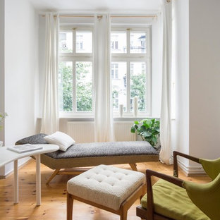 Kleines, Fernseherloses, Abgetrenntes Mid-Century Wohnzimmer ohne Kamin mit weißer Wandfarbe, braunem Holzboden und braunem Boden in Berlin