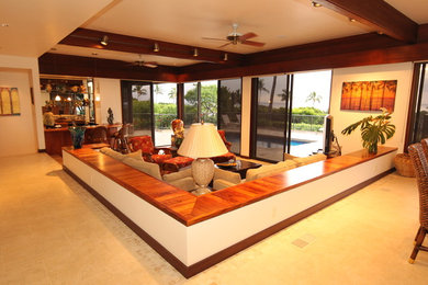 Trendy living room photo in Hawaii