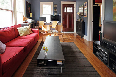 Идея дизайна: парадная, изолированная гостиная комната среднего размера в современном стиле с серыми стенами, паркетным полом среднего тона, отдельно стоящим телевизором, коричневым полом и ковром на полу без камина