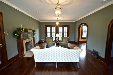 Imagen de salón clásico con suelo de madera clara, estufa de leña y marco de chimenea de baldosas y/o azulejos