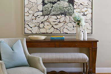 Imagen de salón abierto bohemio de tamaño medio sin televisor con paredes beige, chimenea de doble cara, marco de chimenea de piedra y suelo de madera clara