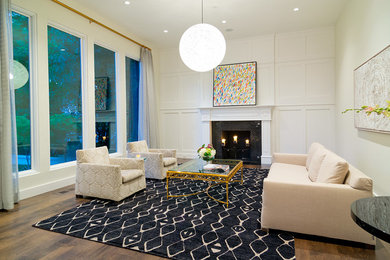 ダラスにある高級な広いコンテンポラリースタイルのおしゃれなリビング (白い壁、標準型暖炉、タイルの暖炉まわり、テレビなし、濃色無垢フローリング、茶色い床) の写真