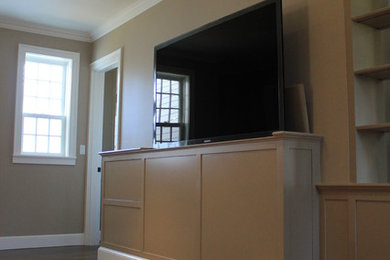 Imagen de salón actual de tamaño medio con televisor retractable