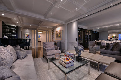 Geräumiges, Offenes Klassisches Wohnzimmer mit Hausbar, grauer Wandfarbe, dunklem Holzboden und Multimediawand in New York