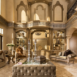 Idee per un grande soggiorno mediterraneo aperto con sala formale, pareti beige, pavimento beige, pavimento in travertino, nessuna TV e nessun camino