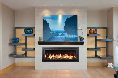 Ejemplo de salón moderno de tamaño medio sin televisor con chimenea lineal, marco de chimenea de yeso, paredes beige y suelo de madera clara