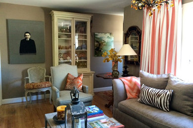 Mittelgroßes, Repräsentatives, Fernseherloses, Abgetrenntes Stilmix Wohnzimmer mit beiger Wandfarbe und braunem Holzboden in San Francisco