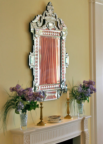 Traditional Living Room by BROWN DAVIS ARCHITECTURE & INTERIORS