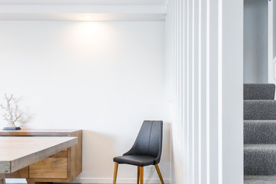 Idéer för ett litet modernt allrum med öppen planlösning, med vita väggar, klinkergolv i keramik och grått golv